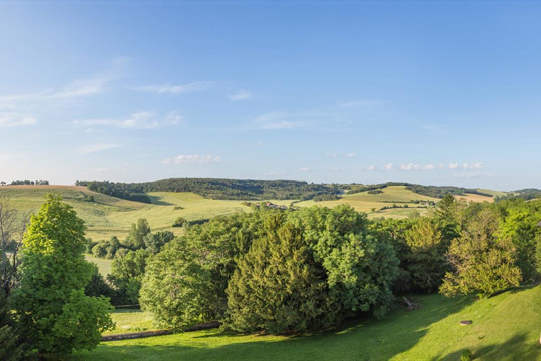 Terrasse extérieure : vue panoramique sur la campagne vallonnée et les coteaux Verteillacois